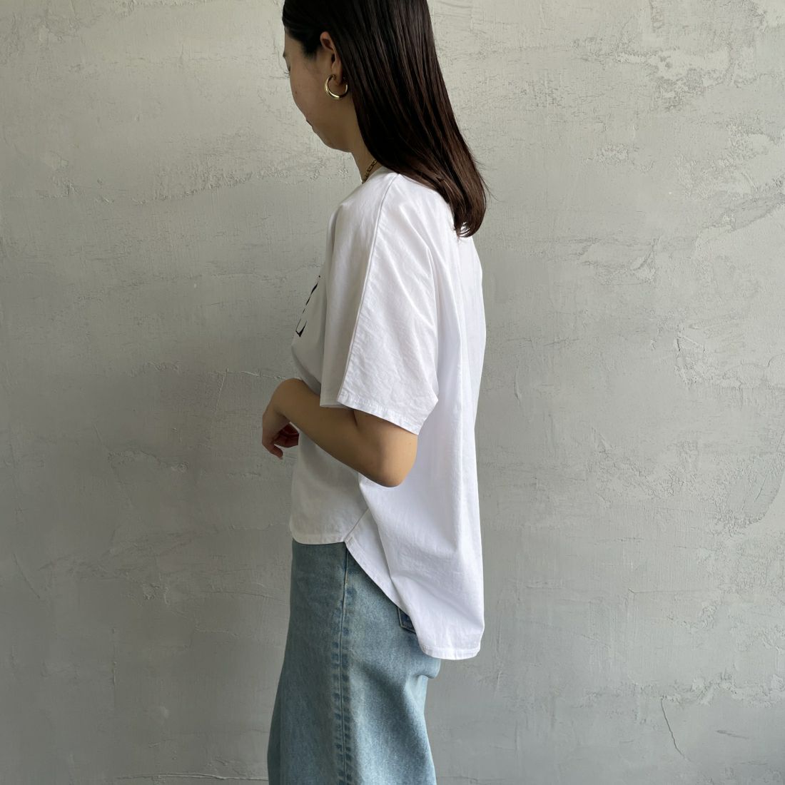 MICA&DEAL × JEANSFACTORY [マイカアンドディール × ジーンズファクトリー] 別注 MITCHEL ショートスリーブTシャツ [0124209139-JF] WHITE &&モデル身長：163cm 着用サイズ：F&&