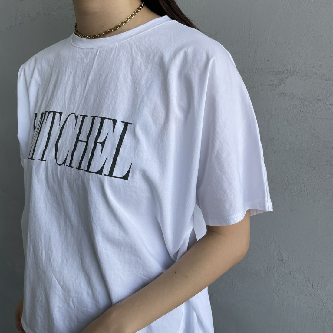 MICA&DEAL × JEANSFACTORY [マイカアンドディール × ジーンズファクトリー] 別注 MITCHEL ショートスリーブTシャツ [0124209139-JF] WHITE &&モデル身長：163cm 着用サイズ：F&&