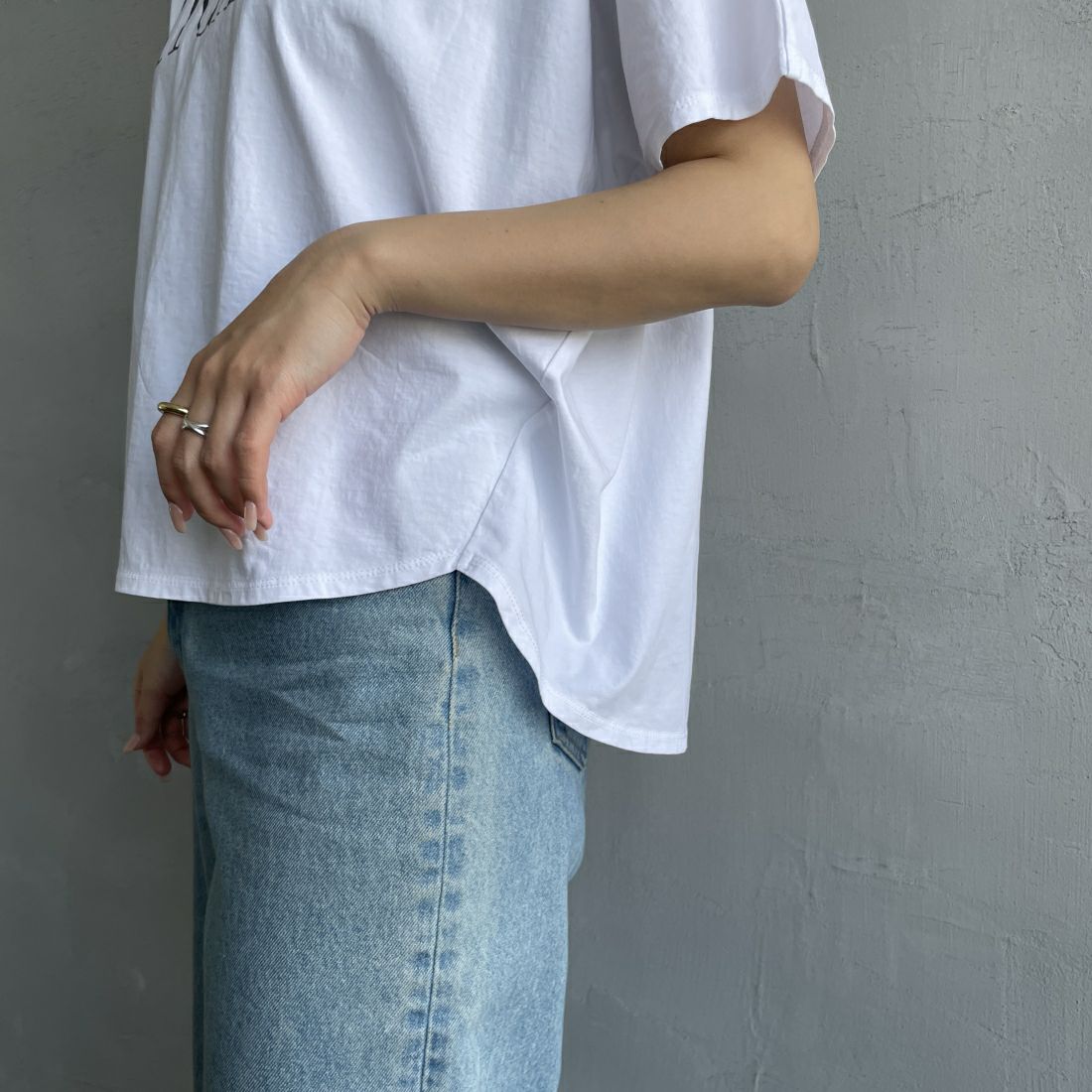 MICA&DEAL × JEANSFACTORY [マイカアンドディール × ジーンズファクトリー] 別注 MITCHEL ショートスリーブTシャツ [0124209139-JF] WHITE &&モデル身長：163cm 着用サイズ：F&&