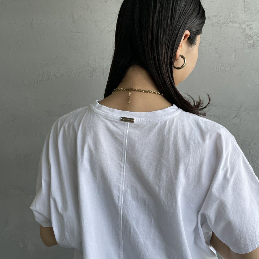 MICA&DEAL × JEANSFACTORY [マイカアンドディール × ジーンズファクトリー] 別注 MITCHEL ショートスリーブTシャツ [0124209139-JF] WHITE &&モデル身長：163cm 着用サイズ：F&&