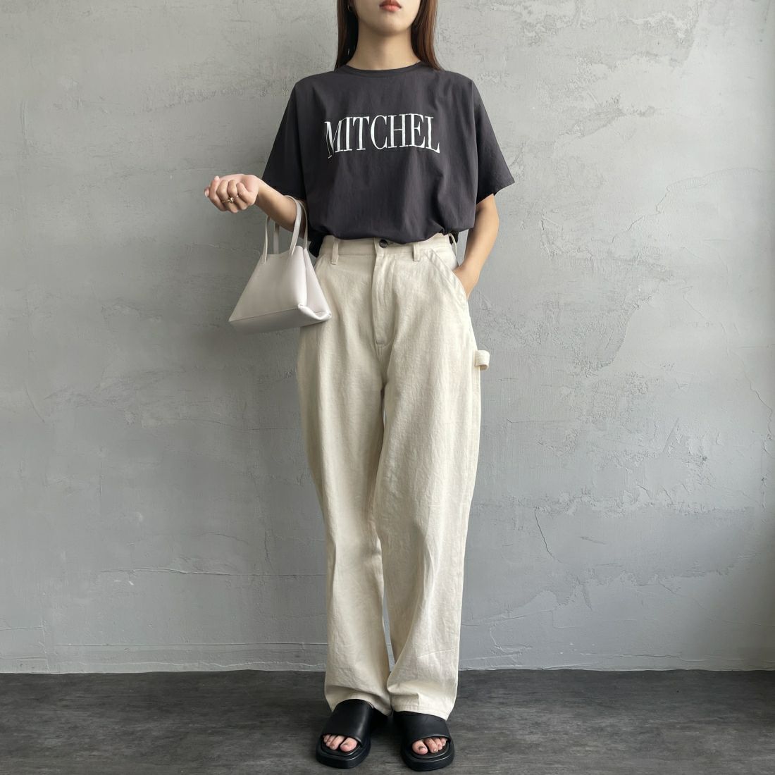 MICA&DEAL × JEANSFACTORY [マイカアンドディール × ジーンズファクトリー] 別注 MITCHEL ショートスリーブTシャツ [0124209139-JF] CHARCOAL &&モデル身長：165cm 着用サイズ：F&&