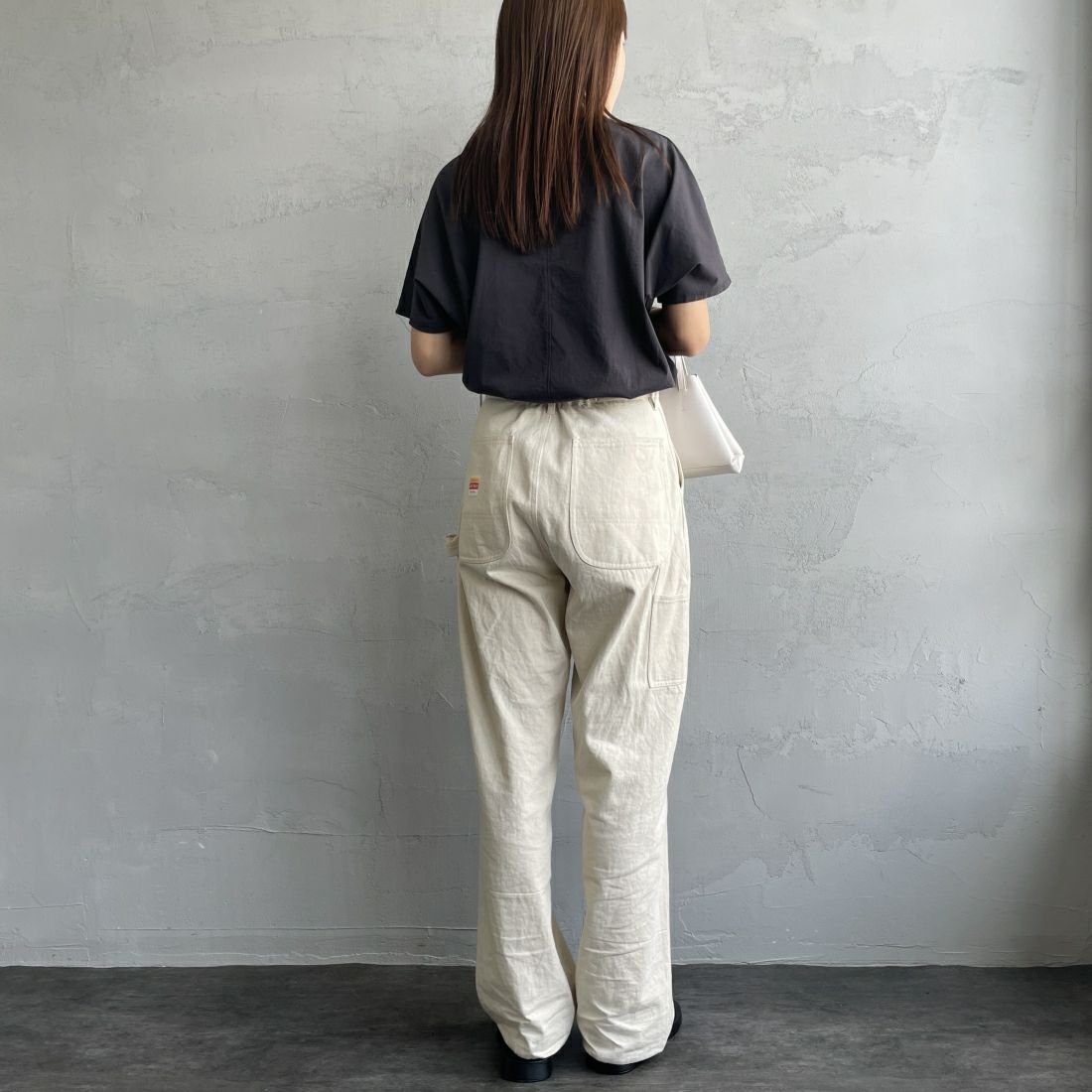 MICA&DEAL × JEANSFACTORY [マイカアンドディール × ジーンズファクトリー] 別注 MITCHEL ショートスリーブTシャツ [0124209139-JF] CHARCOAL &&モデル身長：165cm 着用サイズ：F&&