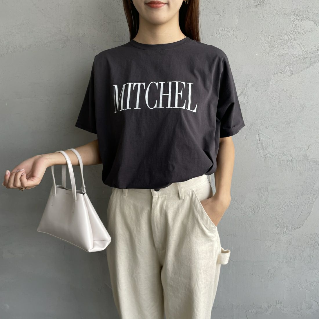 MICA&DEAL × JEANSFACTORY [マイカアンドディール × ジーンズファクトリー] 別注 MITCHEL ショートスリーブTシャツ [0124209139-JF] CHARCOAL &&モデル身長：165cm 着用サイズ：F&&