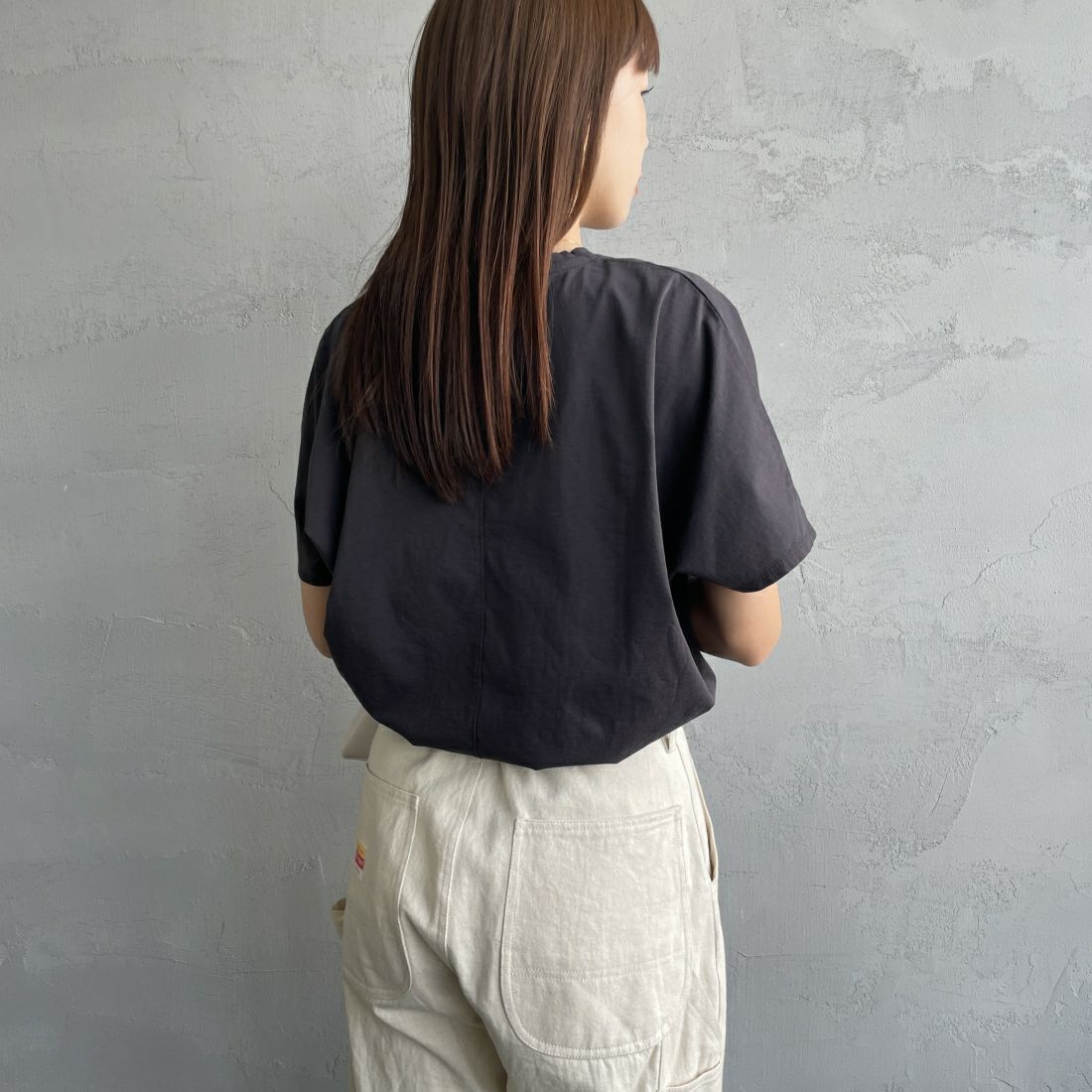 MICA&DEAL × JEANSFACTORY [マイカアンドディール × ジーンズファクトリー] 別注 MITCHEL ショートスリーブTシャツ [0124209139-JF] CHARCOAL &&モデル身長：165cm 着用サイズ：F&&