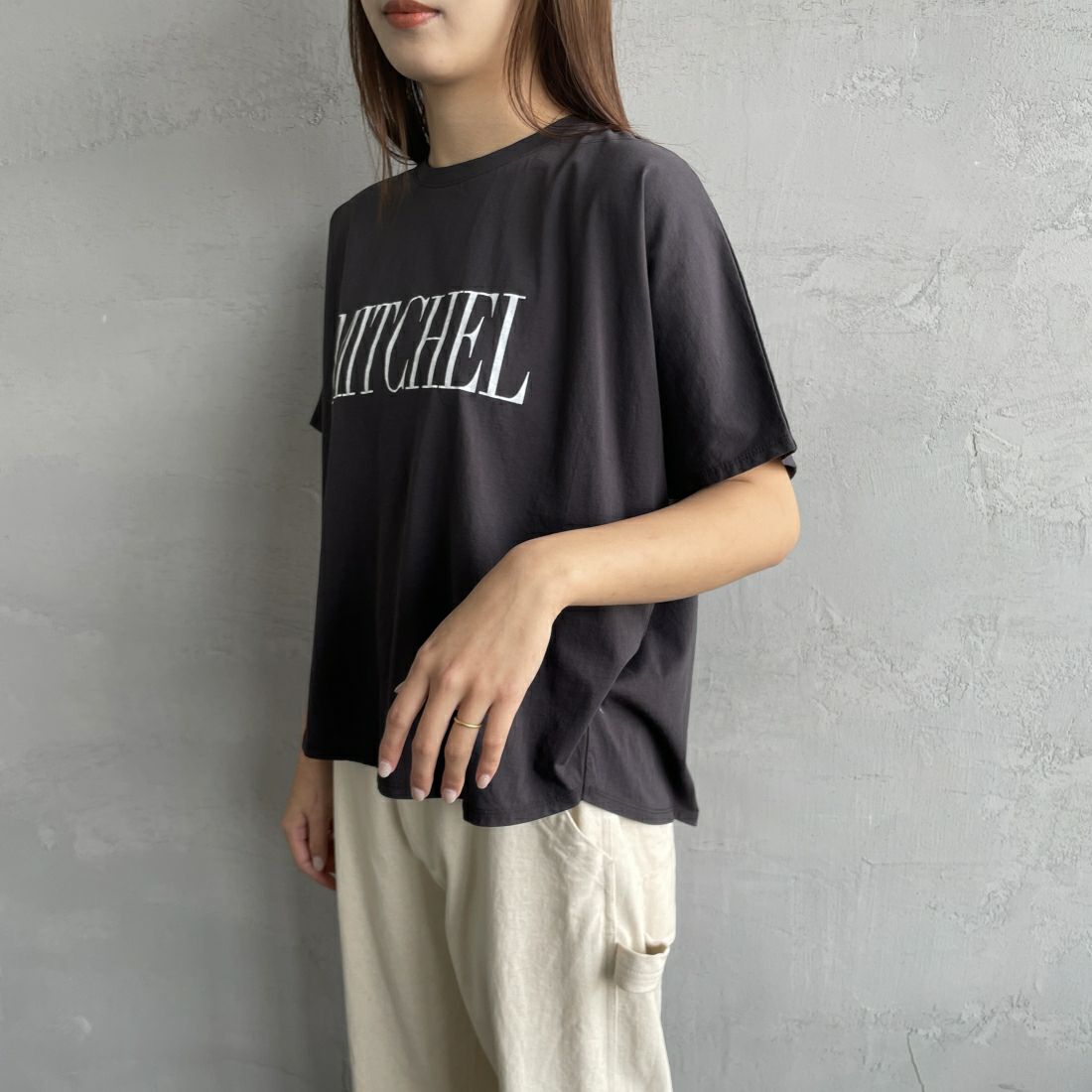 MICA&DEAL × JEANSFACTORY [マイカアンドディール × ジーンズファクトリー] 別注 MITCHEL ショートスリーブTシャツ [0124209139-JF] CHARCOAL &&モデル身長：165cm 着用サイズ：F&&