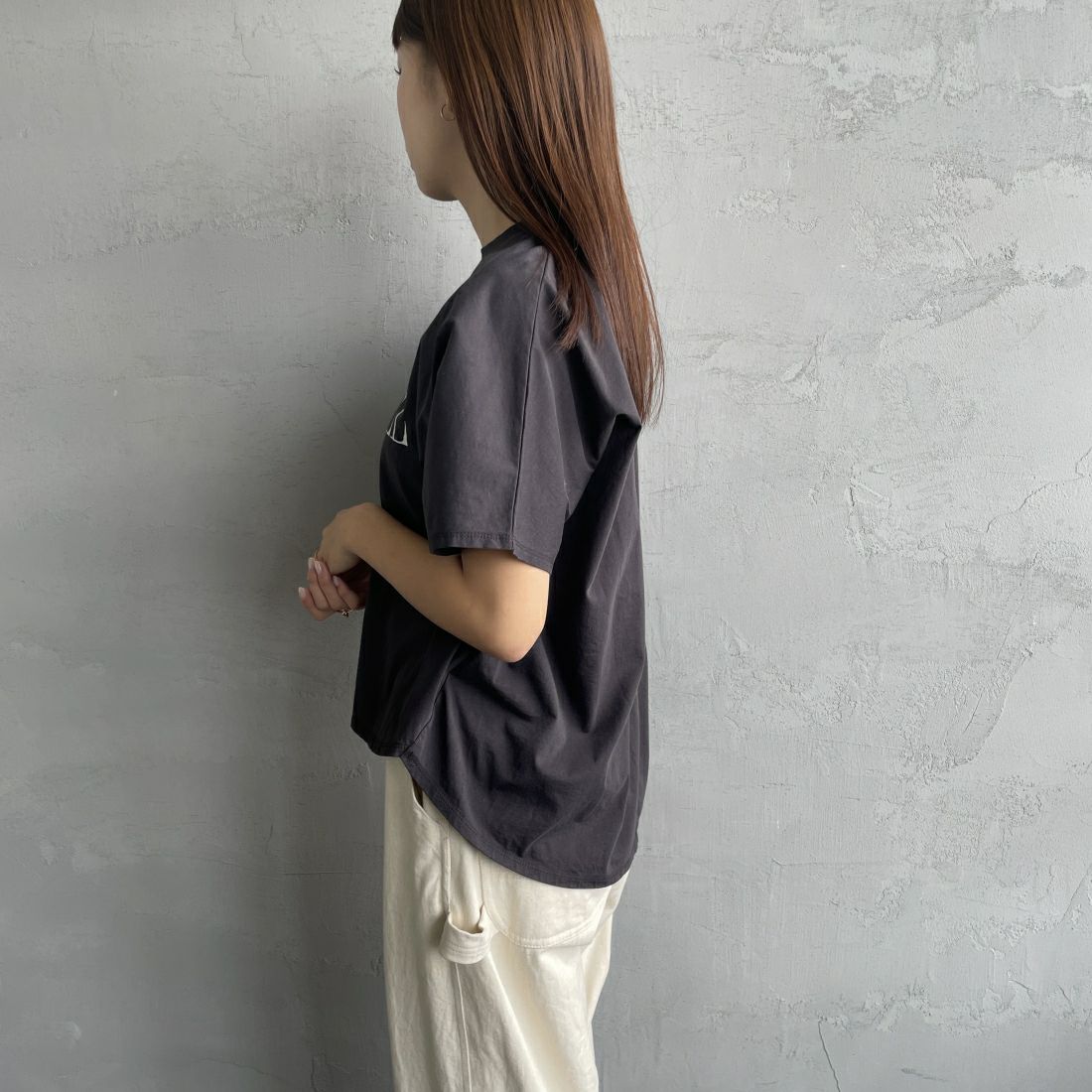MICA&DEAL × JEANSFACTORY [マイカアンドディール × ジーンズファクトリー] 別注 MITCHEL ショートスリーブTシャツ [0124209139-JF] CHARCOAL &&モデル身長：165cm 着用サイズ：F&&