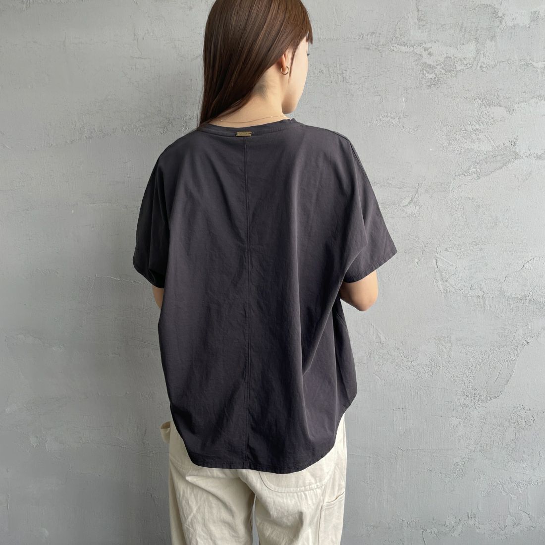 MICA&DEAL × JEANSFACTORY [マイカアンドディール × ジーンズファクトリー] 別注 MITCHEL ショートスリーブTシャツ [0124209139-JF] CHARCOAL &&モデル身長：165cm 着用サイズ：F&&