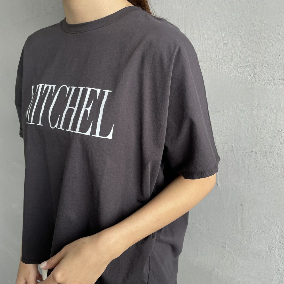 MICA&DEAL × JEANSFACTORY [マイカアンドディール × ジーンズファクトリー] 別注 MITCHEL ショートスリーブTシャツ [0124209139-JF] CHARCOAL &&モデル身長：165cm 着用サイズ：F&&