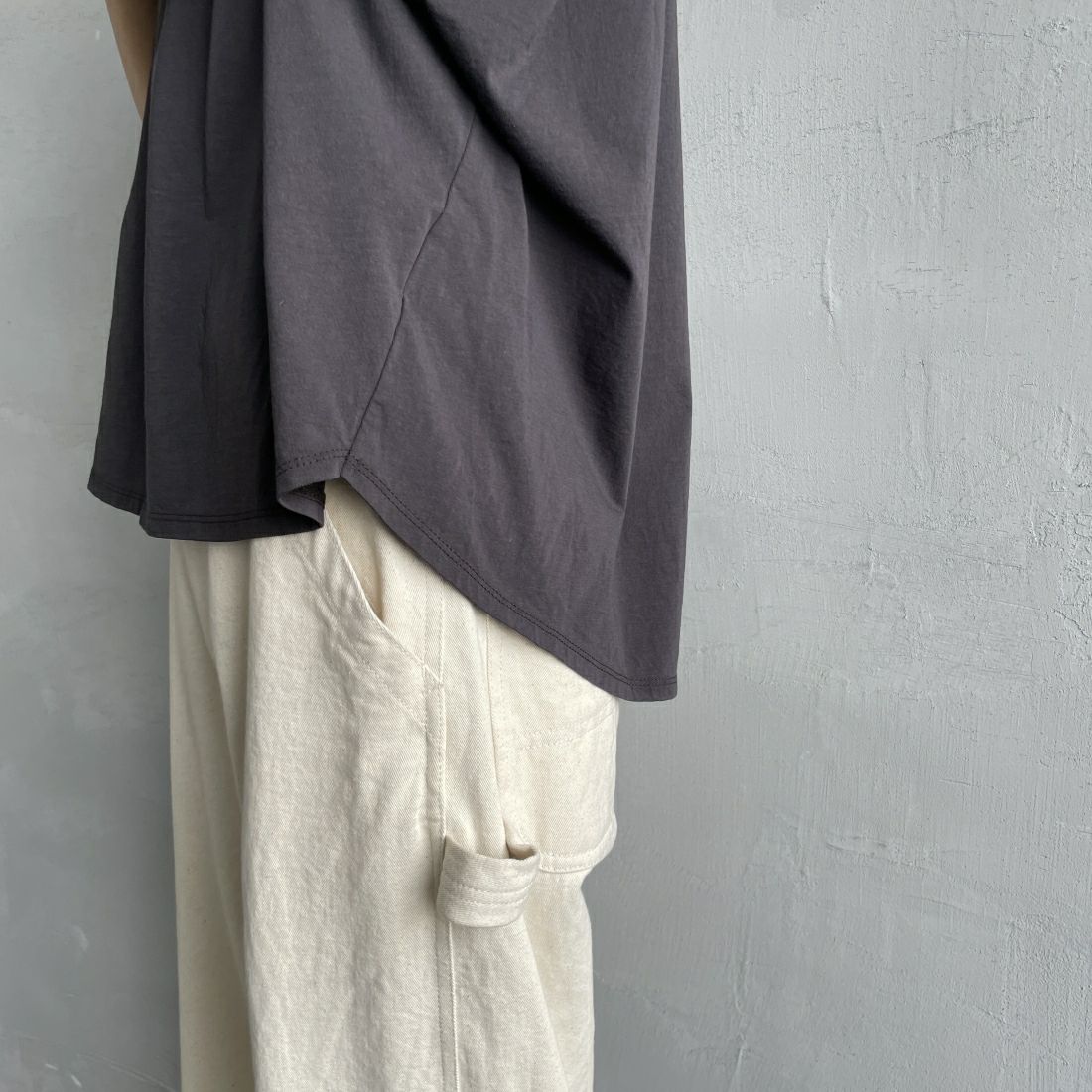 MICA&DEAL × JEANSFACTORY [マイカアンドディール × ジーンズファクトリー] 別注 MITCHEL ショートスリーブTシャツ [0124209139-JF] CHARCOAL &&モデル身長：165cm 着用サイズ：F&&