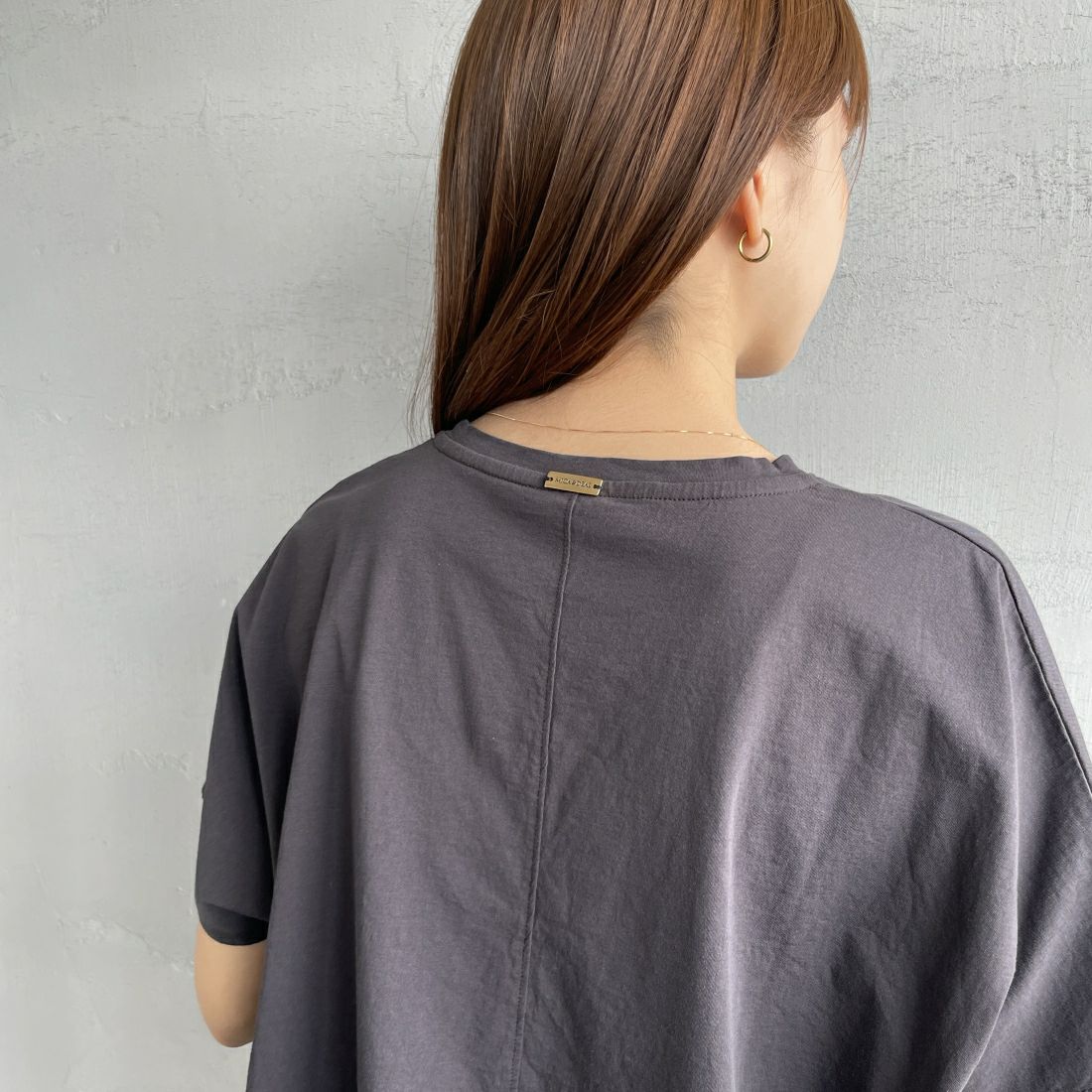 MICA&DEAL × JEANSFACTORY [マイカアンドディール × ジーンズファクトリー] 別注 MITCHEL ショートスリーブTシャツ [0124209139-JF] CHARCOAL &&モデル身長：165cm 着用サイズ：F&&