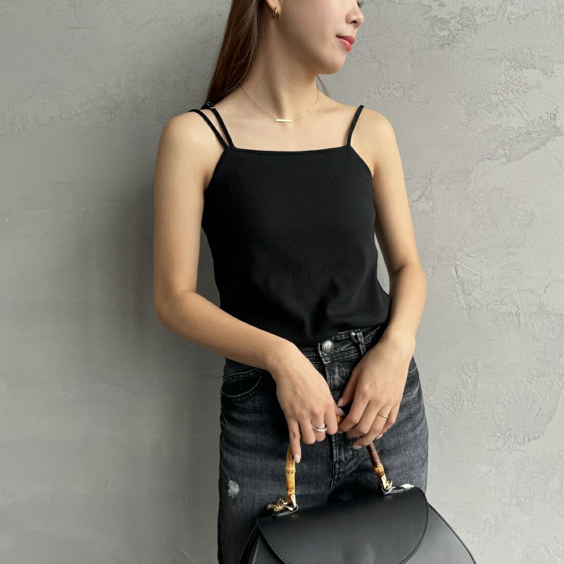 By/m [バイエム] アシメストラップ カップ付きキャミソール [24112021] 09 BLACK&&モデル身長：167cm　着用サイズ：F&&