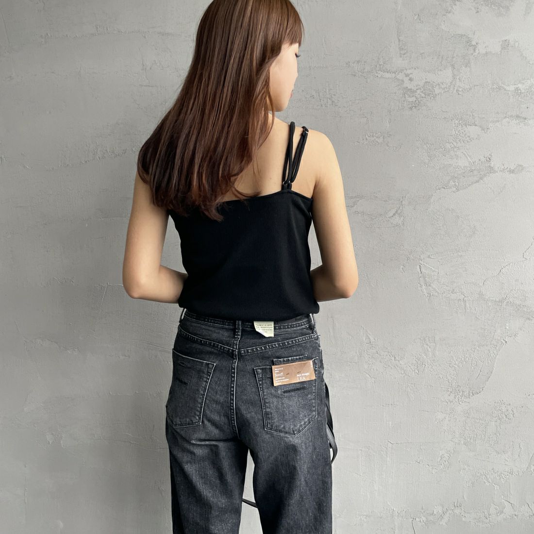 By/m [バイエム] アシメストラップ カップ付きキャミソール [24112021] 09 BLACK&&モデル身長：167cm　着用サイズ：F&&