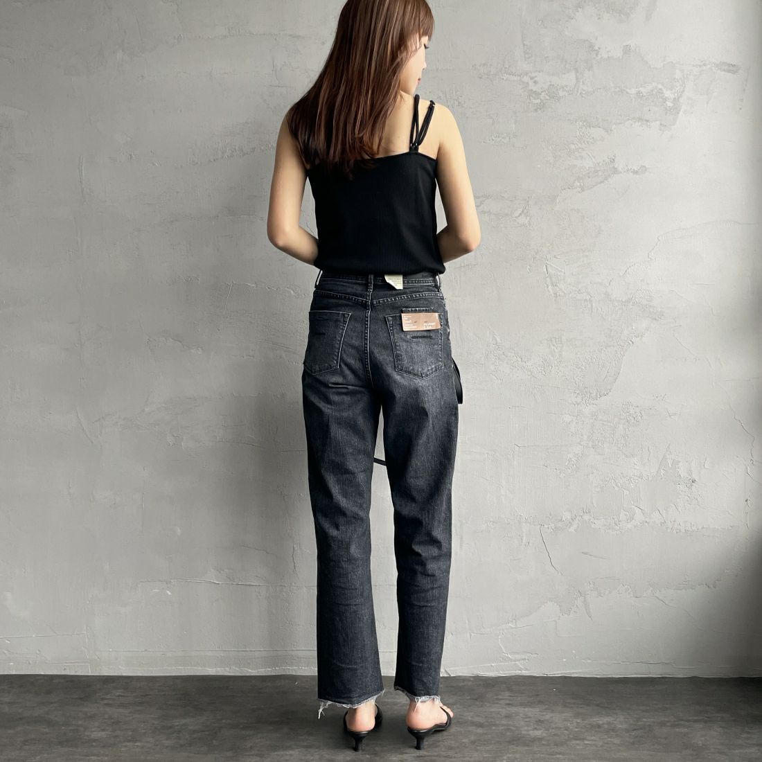 By/m [バイエム] アシメストラップ カップ付きキャミソール [24112021] 09 BLACK&&モデル身長：167cm　着用サイズ：F&&