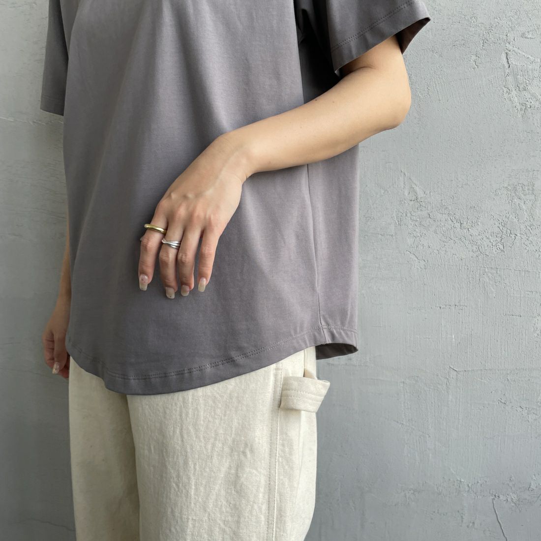 Maison de L'allure [メゾン ドゥ ラリュール] パール付き刺繍ロゴTシャツ [24112015] 08 CHARCOA &&モデル身長：163cm 着用サイズ：F&&