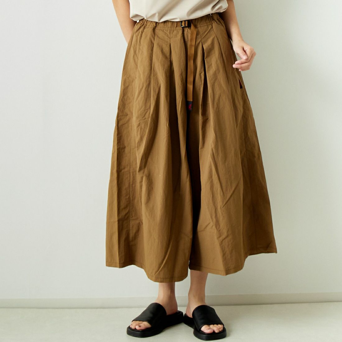 GRAMiCCi [グラミチ] ナイロンフレアパンツ [G2SW-SK034] COYOTE &&モデル身長：167cm 着用サイズ：M&&