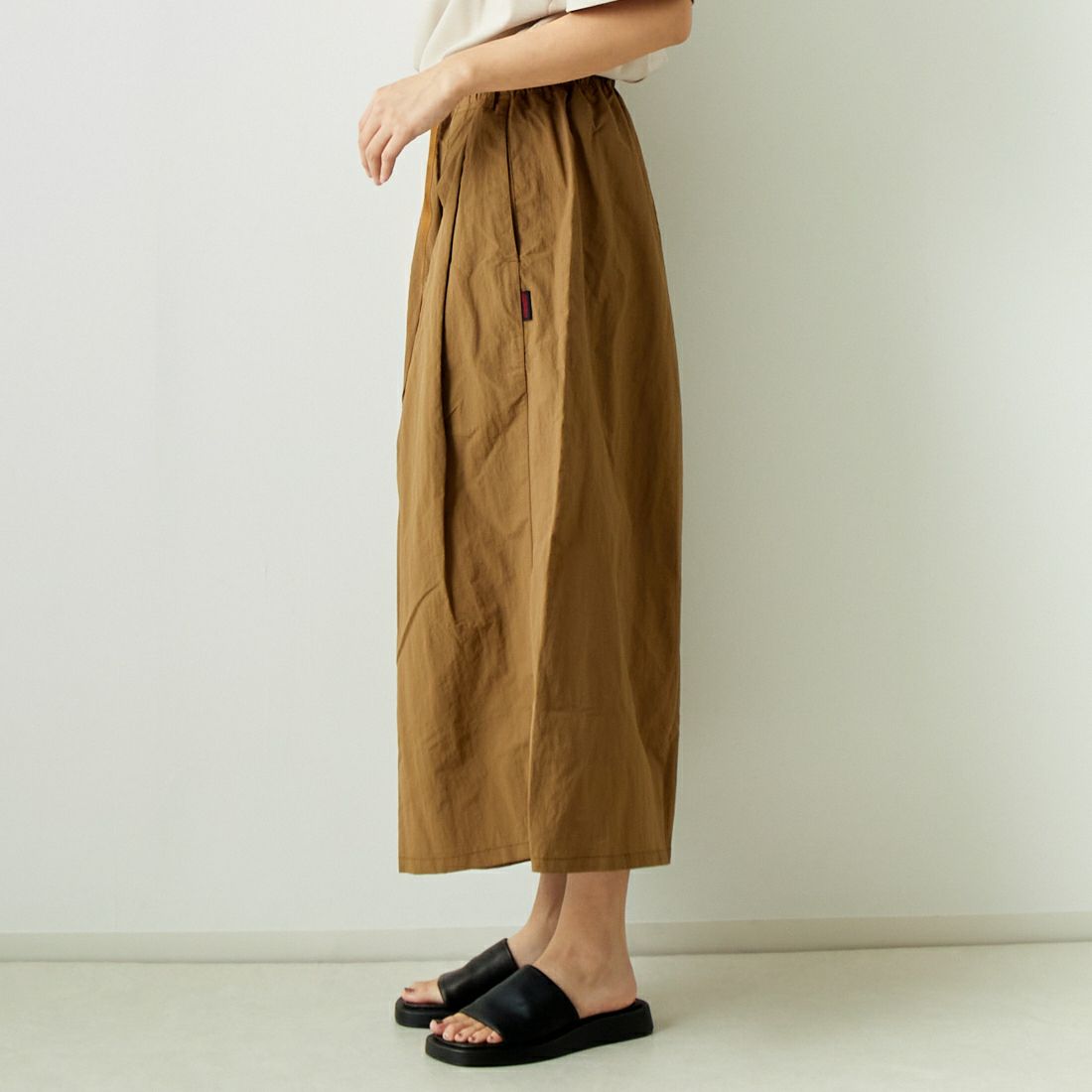 GRAMiCCi [グラミチ] ナイロンフレアパンツ [G2SW-SK034] COYOTE &&モデル身長：167cm 着用サイズ：M&&