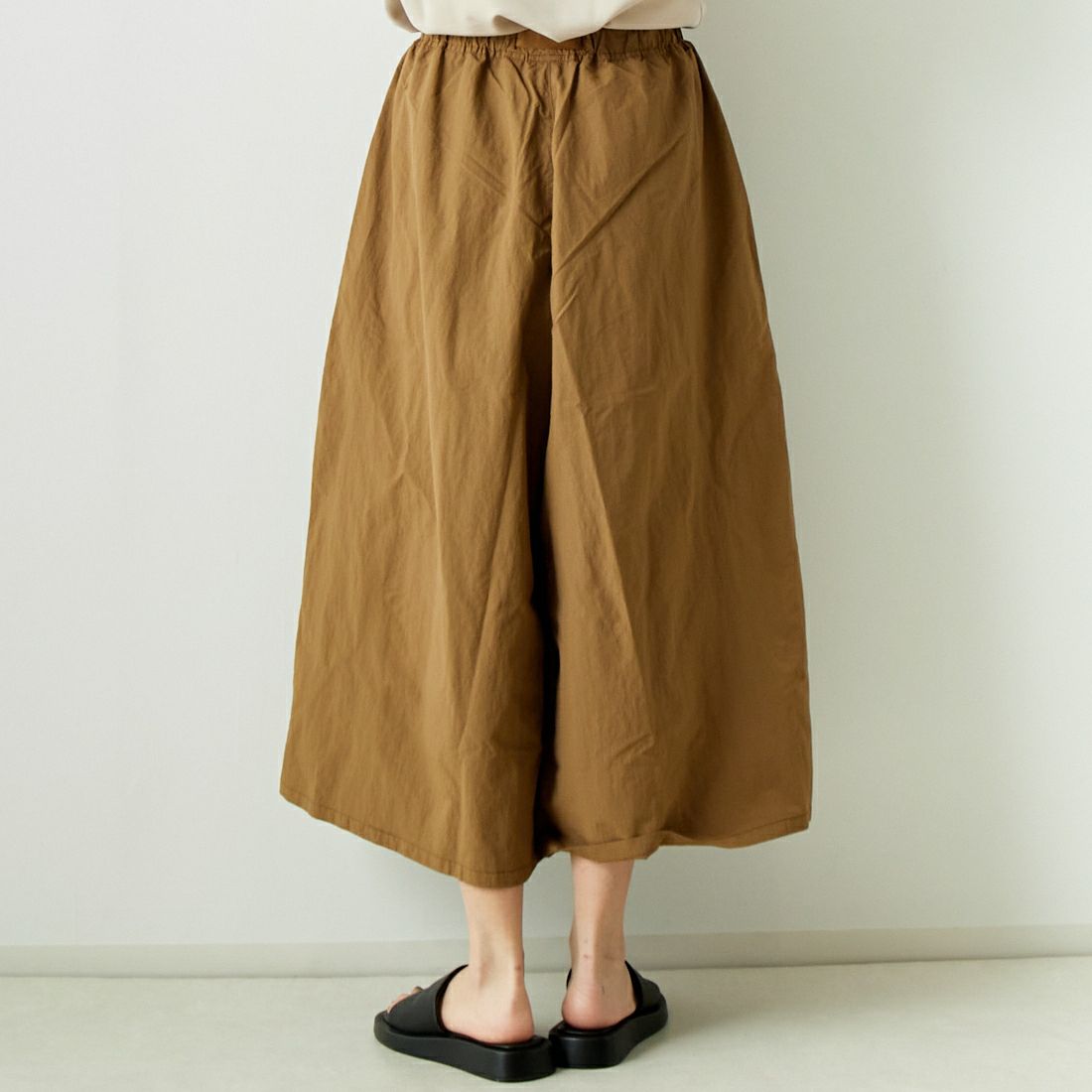 GRAMiCCi [グラミチ] ナイロンフレアパンツ [G2SW-SK034] COYOTE &&モデル身長：167cm 着用サイズ：M&&