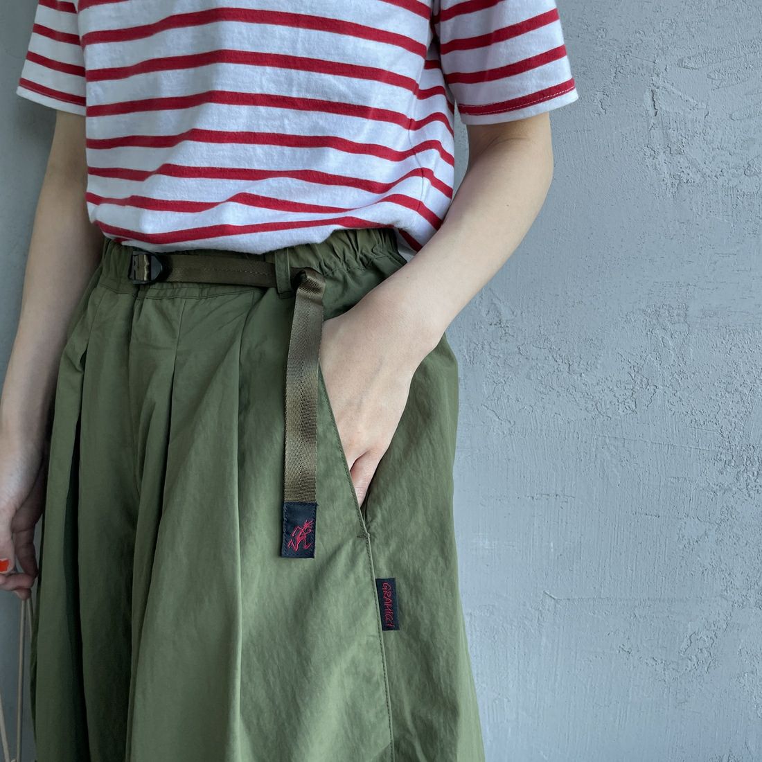 GRAMiCCi [グラミチ] ナイロンフレアパンツ [G2SW-SK034] OLIVE&&モデル身長：160cm 着用サイズ：M&&