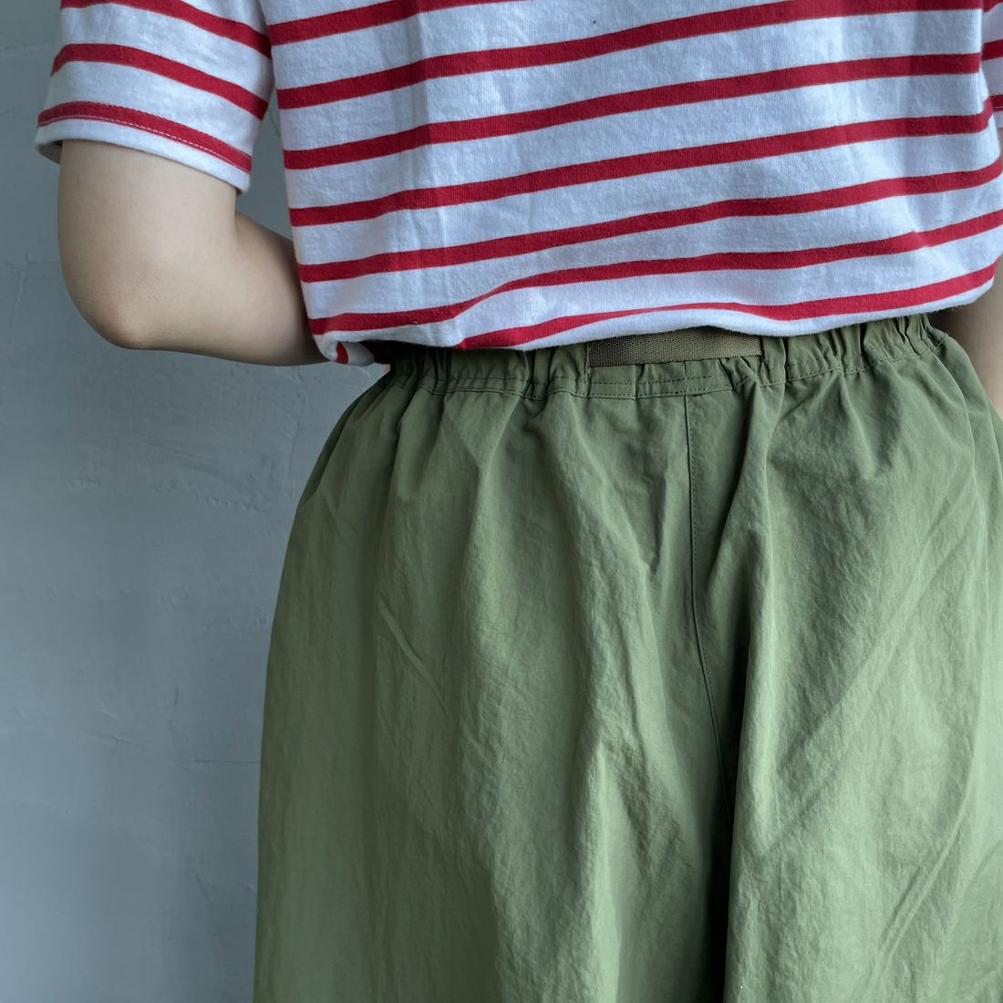 GRAMiCCi [グラミチ] ナイロンフレアパンツ [G2SW-SK034] OLIVE&&モデル身長：160cm 着用サイズ：M&&
