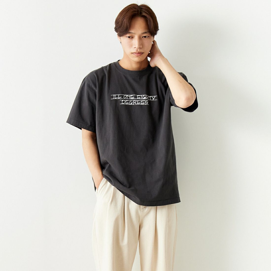 ILL ONE EIGHTY [イル ワンエイティ] プリントTシャツ [ILL241-30] BLACK &&モデル身長：179cm 着用サイズ：L&&