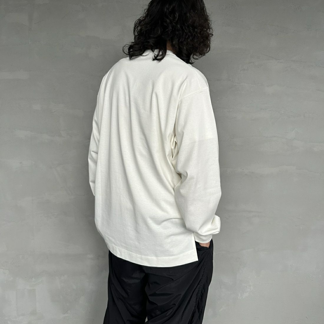 NANGA [ナンガ] エコハイブリッド ボックスロゴ刺繍Tシャツ [NW2411-1G803-A] WHT &&モデル身長：173cm 着用サイズ：M&&