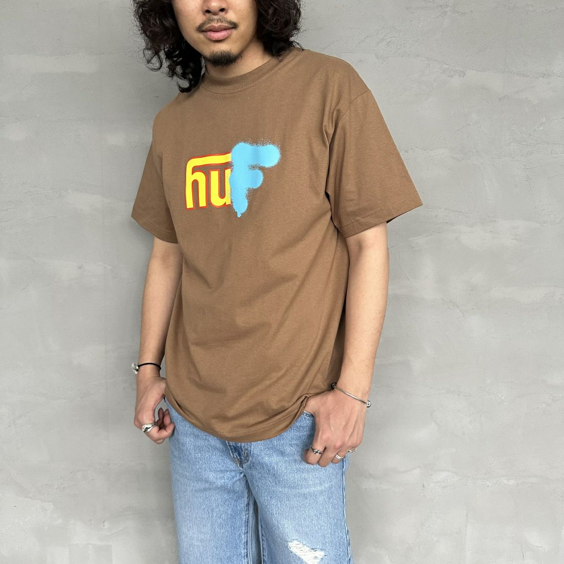 HUF [ハフ] UPSIDE DOWNTOWN Tシャツ [TS02173] CAMEL &&モデル身長：173cm 着用サイズ：M&&