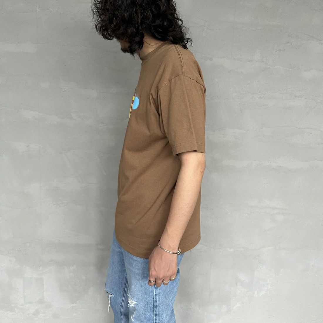 HUF [ハフ] UPSIDE DOWNTOWN Tシャツ [TS02173] CAMEL &&モデル身長：173cm 着用サイズ：M&&