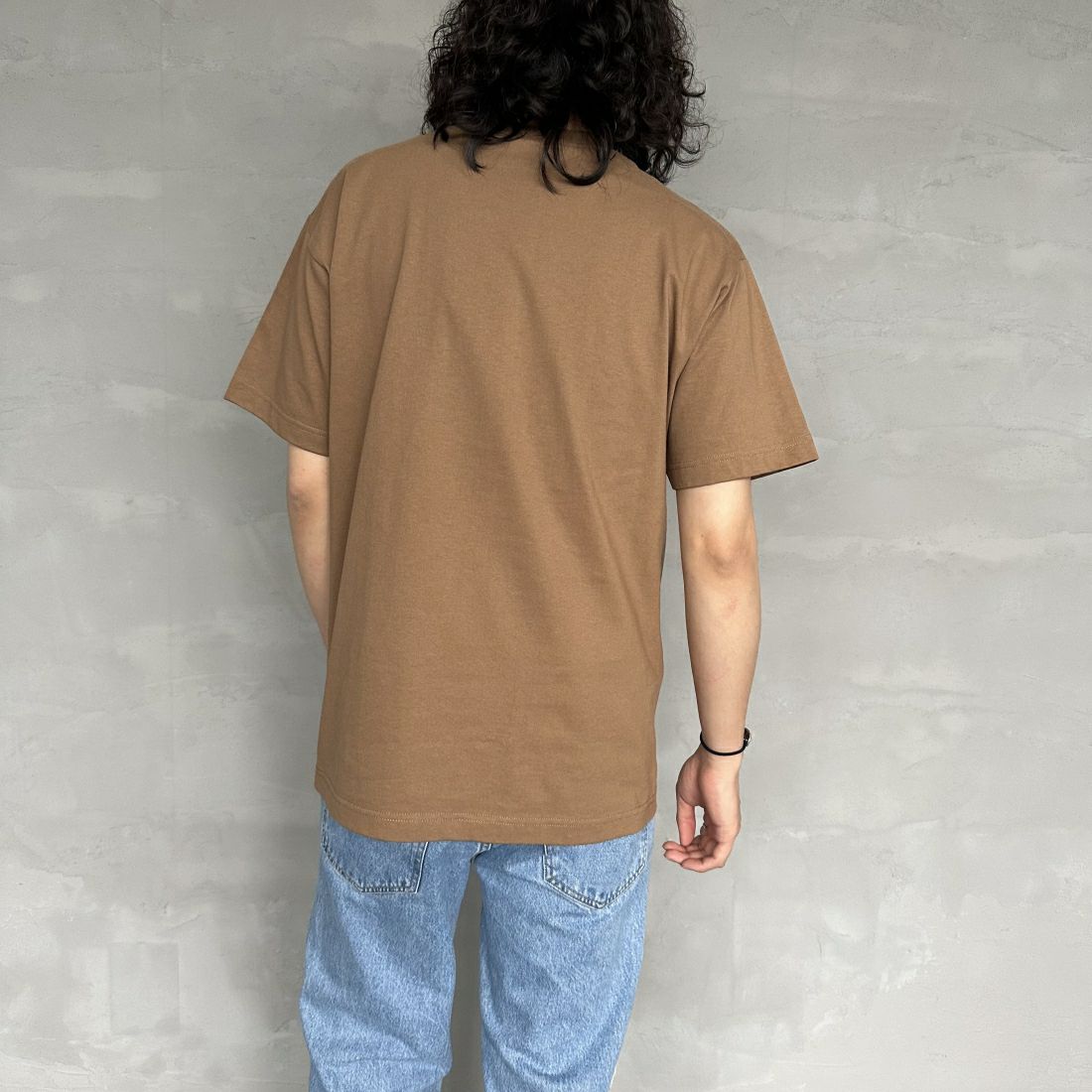 HUF [ハフ] UPSIDE DOWNTOWN Tシャツ [TS02173] CAMEL &&モデル身長：173cm 着用サイズ：M&&