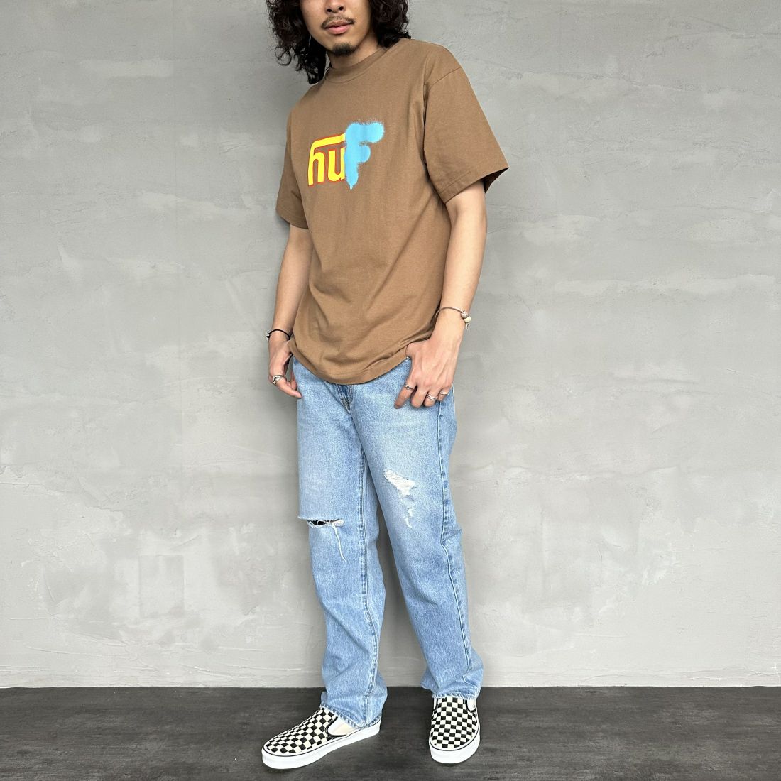 HUF [ハフ] UPSIDE DOWNTOWN Tシャツ [TS02173] CAMEL &&モデル身長：173cm 着用サイズ：M&&