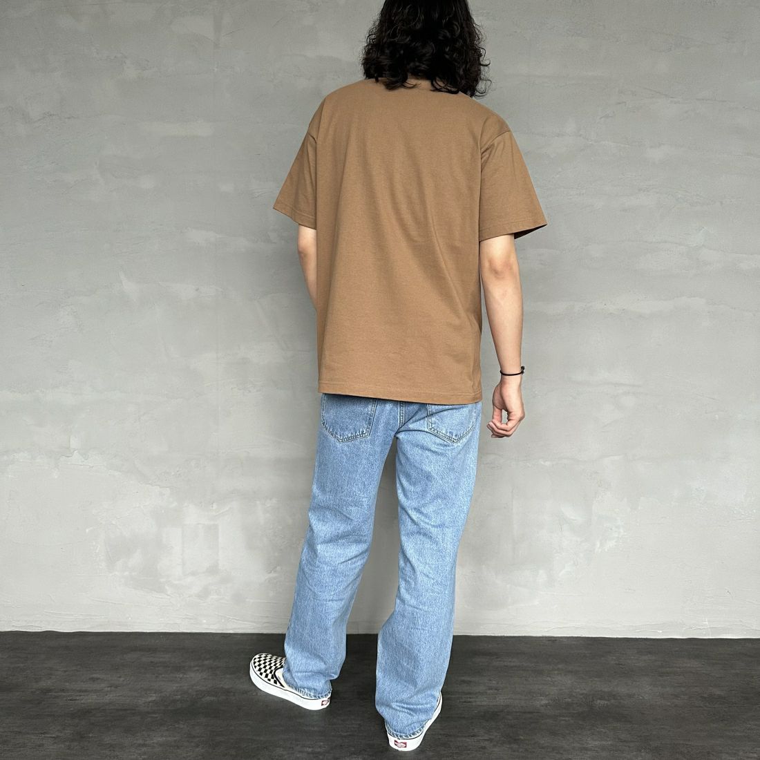 HUF [ハフ] UPSIDE DOWNTOWN Tシャツ [TS02173] CAMEL &&モデル身長：173cm 着用サイズ：M&&