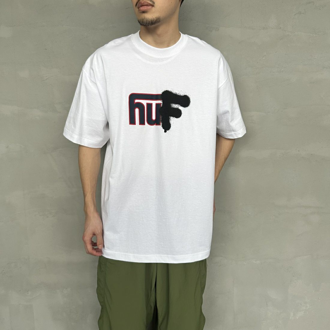 HUF [ハフ] UPSIDE DOWNTOWN Tシャツ [TS02173] WHITE &&モデル身長：168cm 着用サイズ：L&&