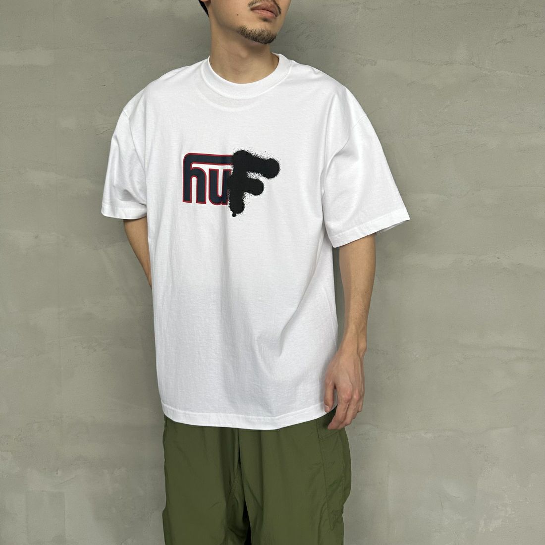 HUF [ハフ] UPSIDE DOWNTOWN Tシャツ [TS02173] WHITE &&モデル身長：168cm 着用サイズ：L&&