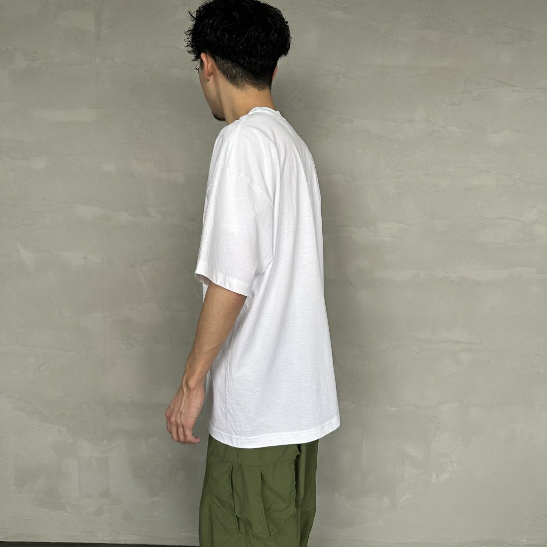 HUF [ハフ] UPSIDE DOWNTOWN Tシャツ [TS02173] WHITE &&モデル身長：168cm 着用サイズ：L&&