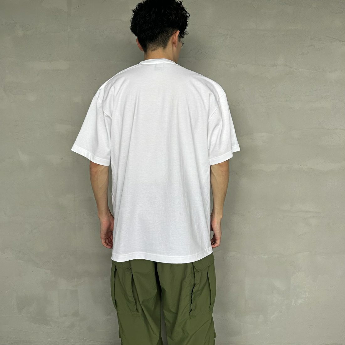 HUF [ハフ] UPSIDE DOWNTOWN Tシャツ [TS02173] WHITE &&モデル身長：168cm 着用サイズ：L&&