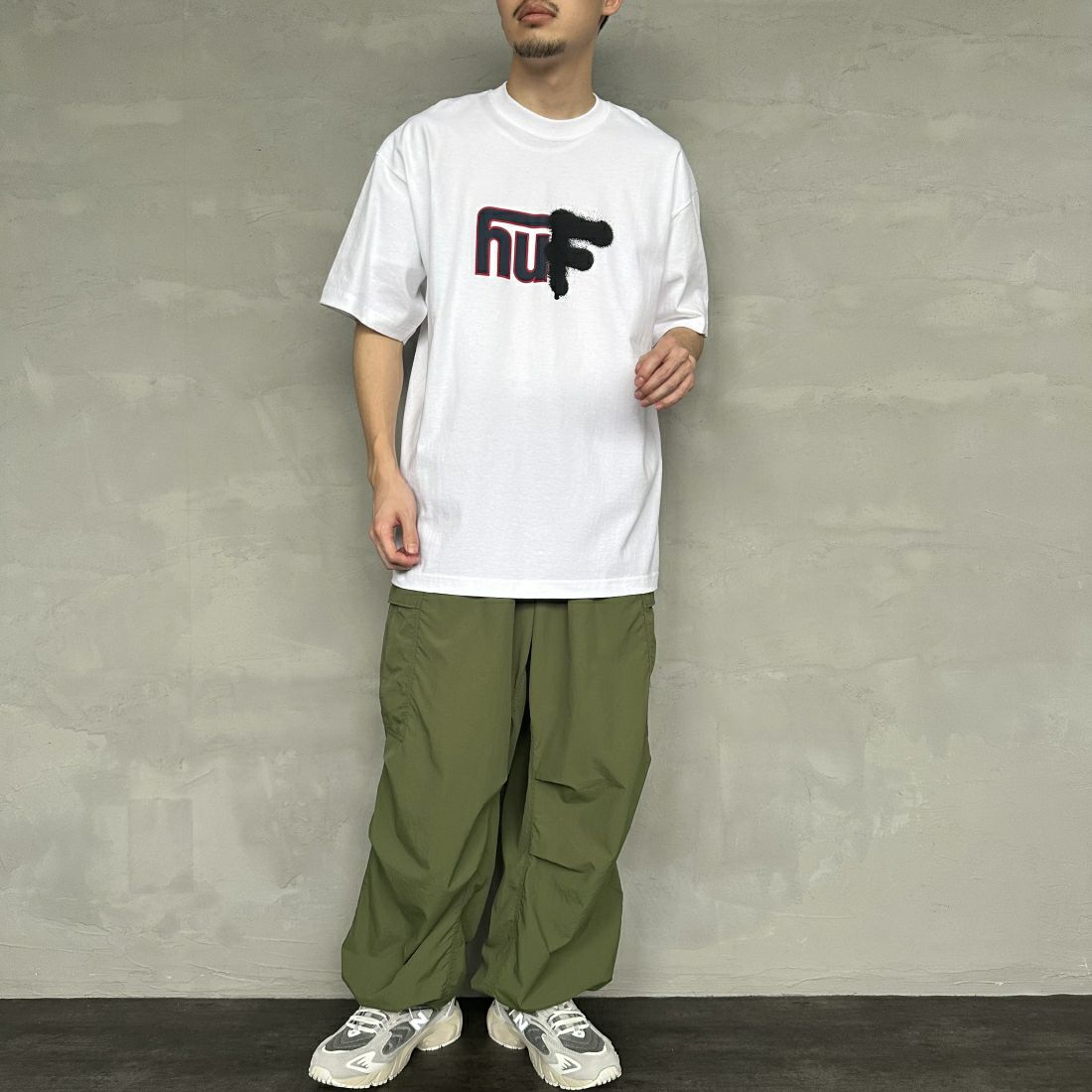 HUF [ハフ] UPSIDE DOWNTOWN Tシャツ [TS02173] WHITE &&モデル身長：168cm 着用サイズ：L&&