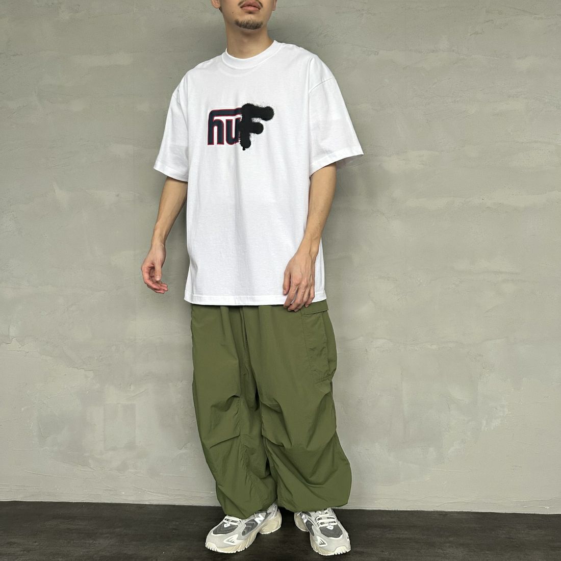 HUF [ハフ] UPSIDE DOWNTOWN Tシャツ [TS02173] WHITE &&モデル身長：168cm 着用サイズ：L&&