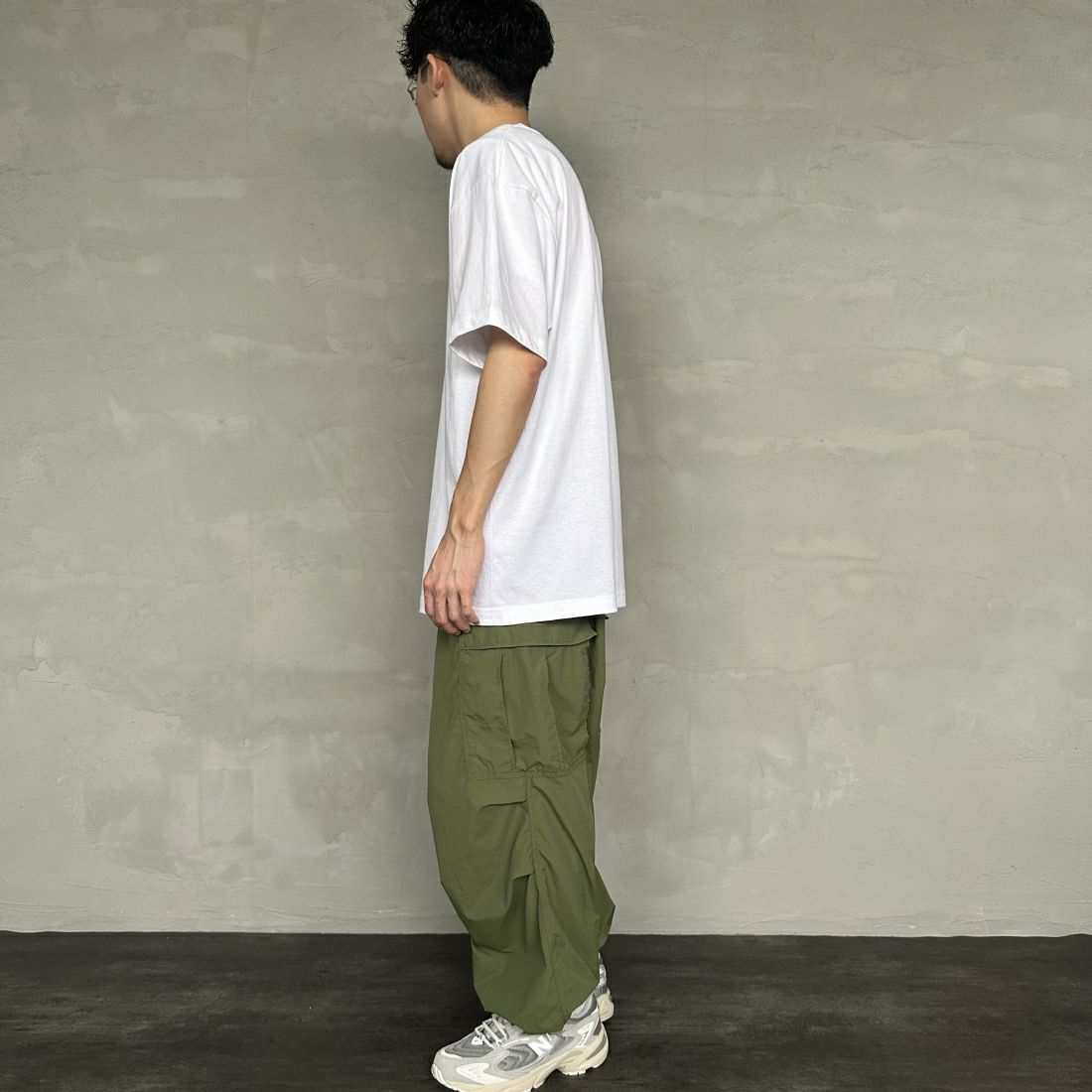 HUF [ハフ] UPSIDE DOWNTOWN Tシャツ [TS02173] WHITE &&モデル身長：168cm 着用サイズ：L&&
