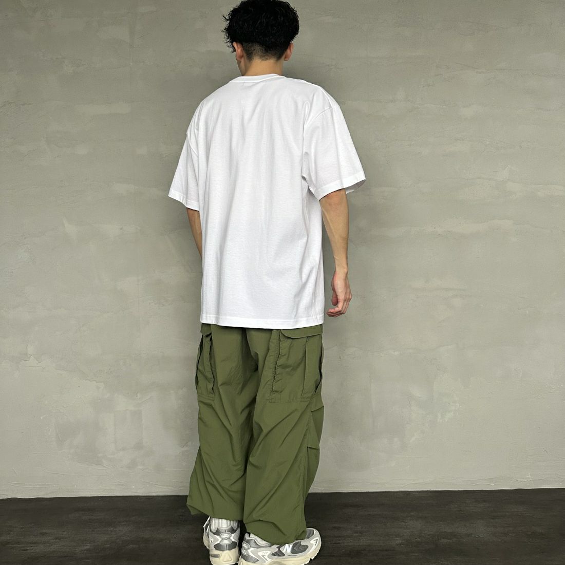HUF [ハフ] UPSIDE DOWNTOWN Tシャツ [TS02173] WHITE &&モデル身長：168cm 着用サイズ：L&&