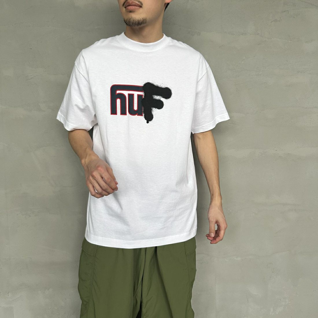 HUF [ハフ] UPSIDE DOWNTOWN Tシャツ [TS02173] WHITE &&モデル身長：168cm 着用サイズ：M&&