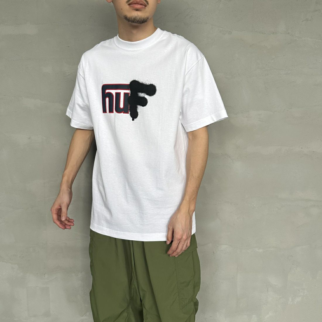 HUF [ハフ] UPSIDE DOWNTOWN Tシャツ [TS02173] WHITE &&モデル身長：168cm 着用サイズ：M&&