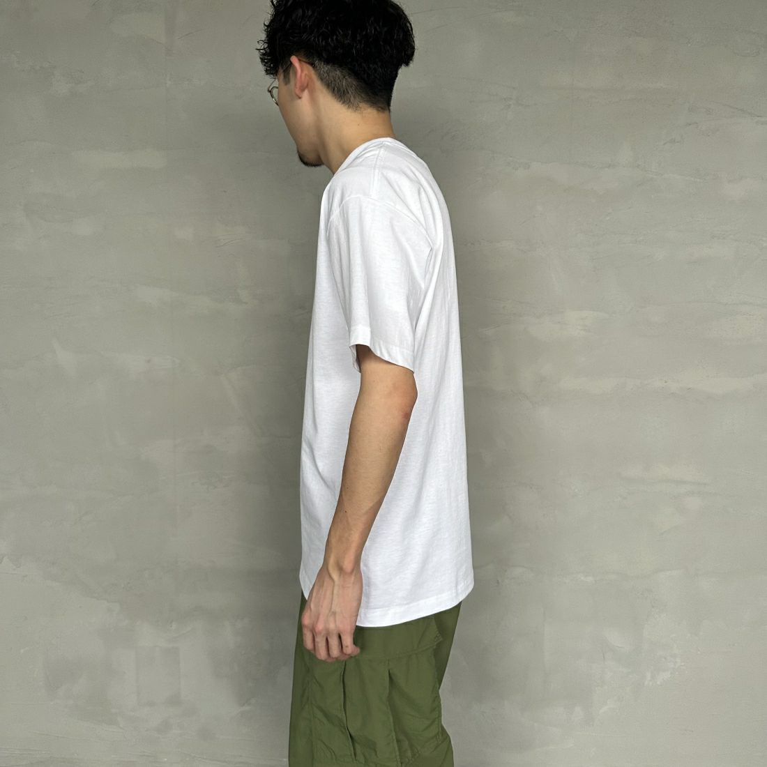 HUF [ハフ] UPSIDE DOWNTOWN Tシャツ [TS02173] WHITE &&モデル身長：168cm 着用サイズ：M&&