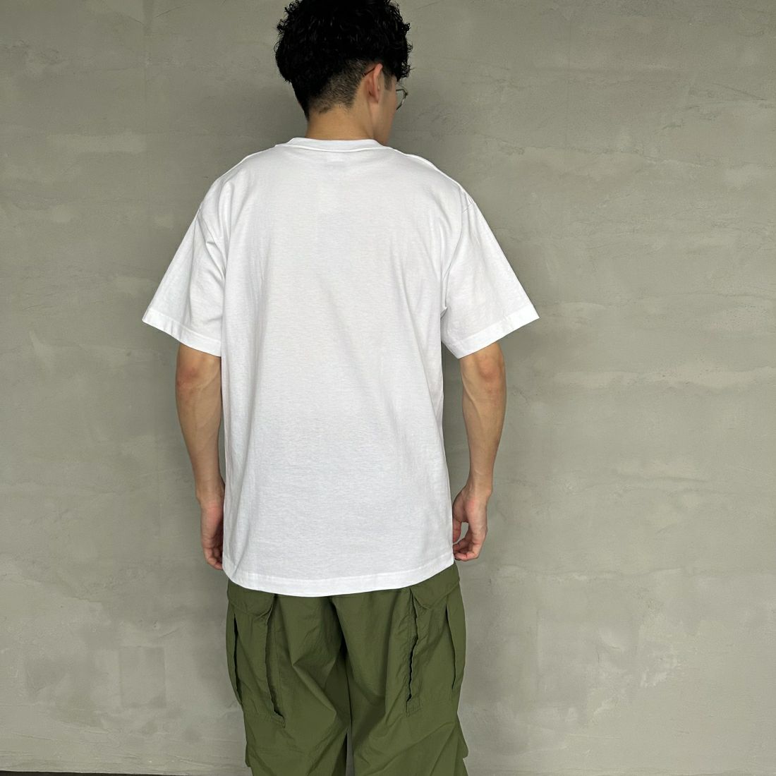 HUF [ハフ] UPSIDE DOWNTOWN Tシャツ [TS02173] WHITE &&モデル身長：168cm 着用サイズ：M&&