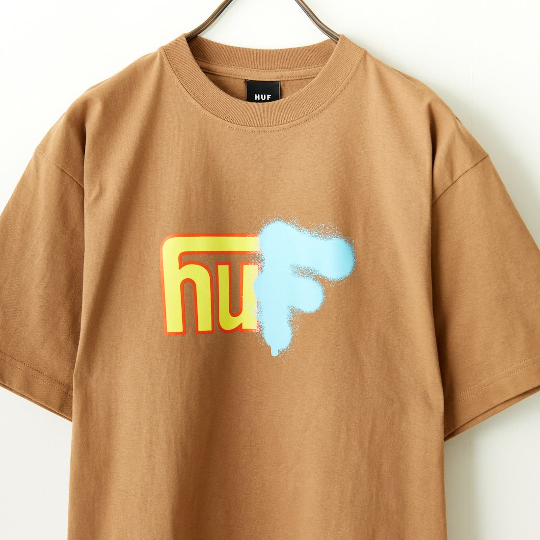 HUF [ハフ] UPSIDE DOWNTOWN Tシャツ [TS02173] CAMEL