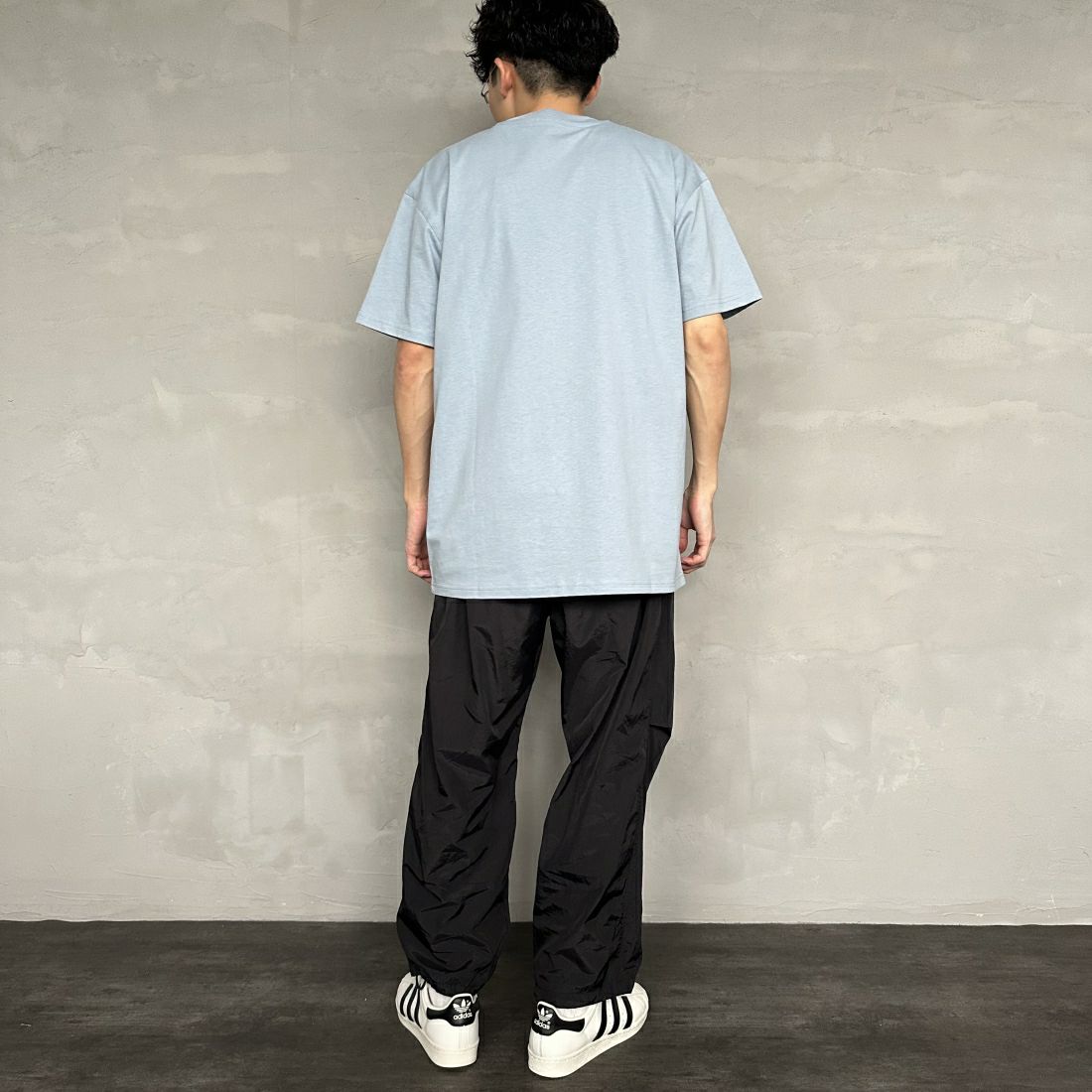 carhartt WIP [カーハートダブリューアイピー] ショートスリーブアメリカンスクリプトTシャツ [I029956] FROSTED BL &&モデル身長：168cm 着用サイズ：M&&