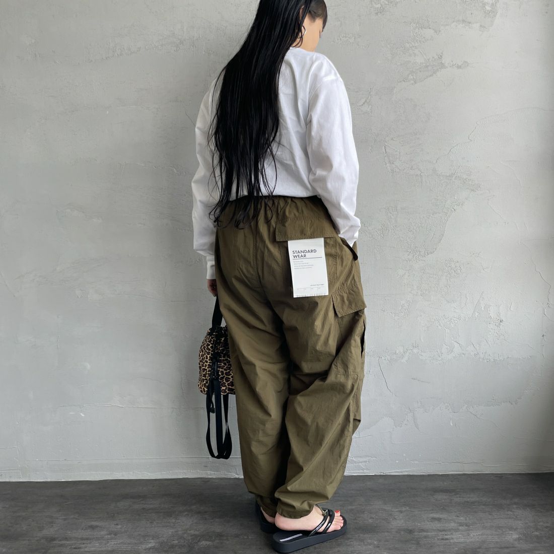 carhartt WIP [カーハートダブリューアイピー] ロングスリーブアメリカンスクリプトTシャツ [I029955] WHITE &&モデル身長：156cm 着用サイズ：XS&&