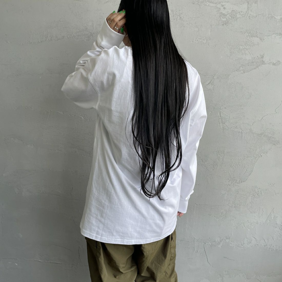 carhartt WIP [カーハートダブリューアイピー] ロングスリーブアメリカンスクリプトTシャツ [I029955] WHITE &&モデル身長：156cm 着用サイズ：S&&