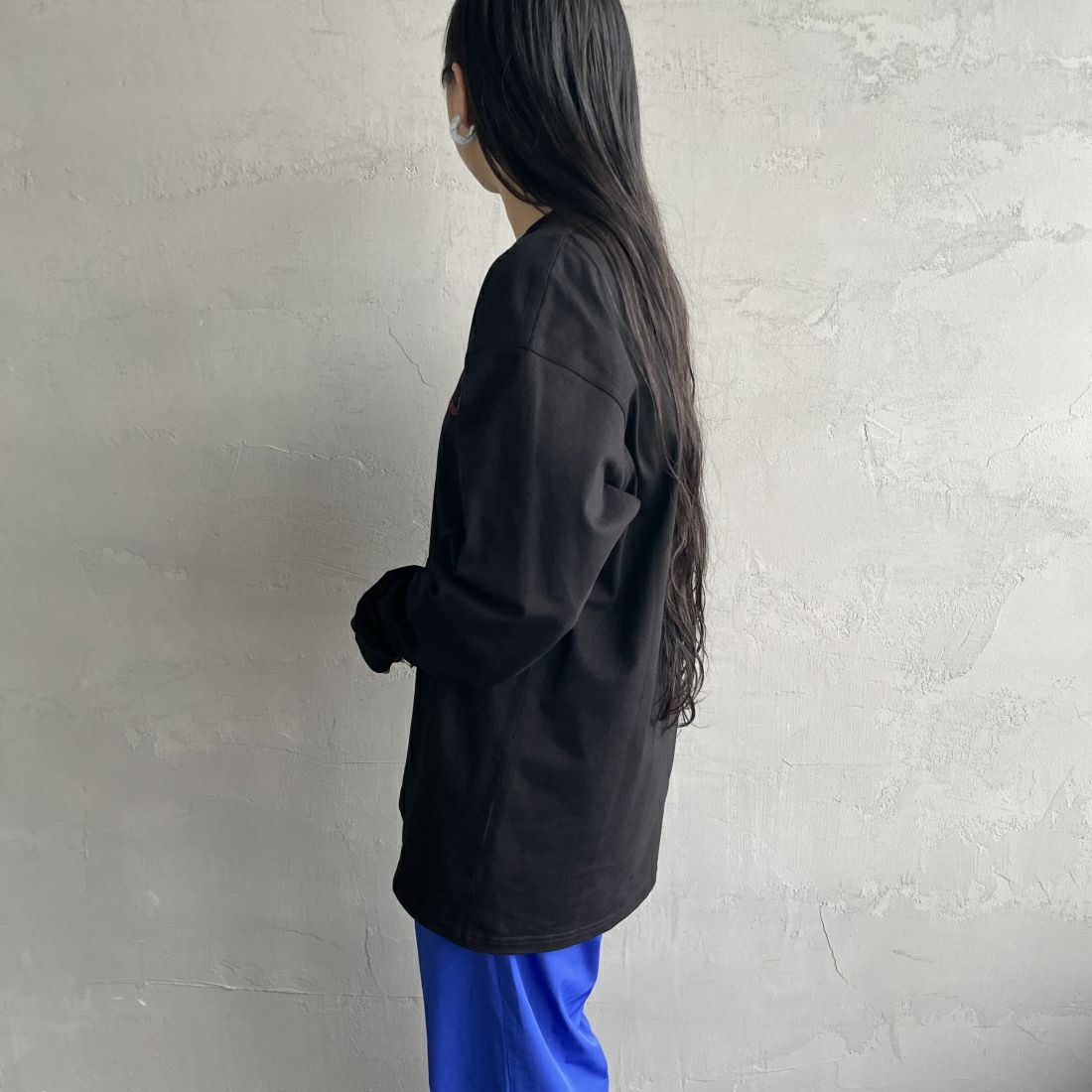 carhartt WIP [カーハートダブリューアイピー] ロングスリーブアメリカンスクリプトTシャツ [I029955] BLACK &&モデル身長：156cm 着用サイズ：S&&