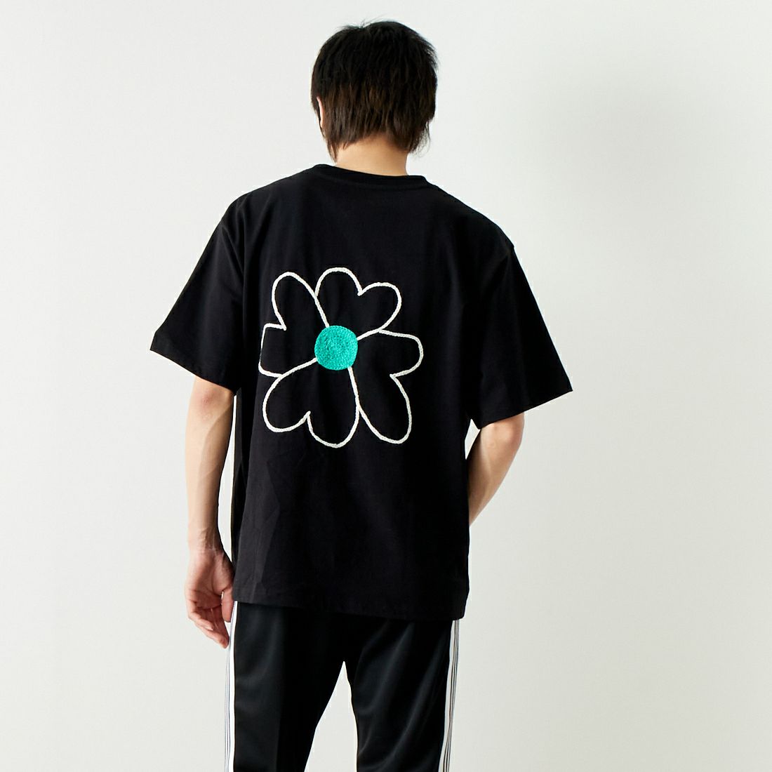 ChahChah [チャーチャー] FLOWER WHITE LOVE 刺繍Tシャツ [CC-24SS-C01] BLACK &&モデル身長：182cm 着用サイズ：L&&