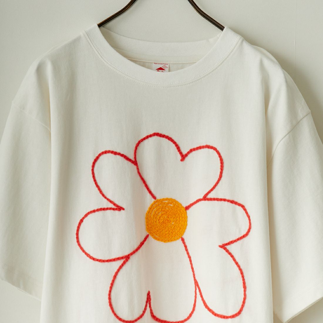 ChahChah [チャーチャー] FLOWER WHITE LOVE 刺繍Tシャツ [CC-24SS-C01] WHITE