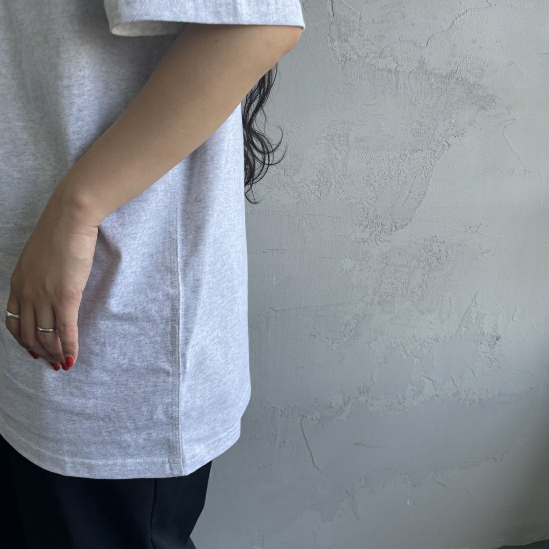 carhartt WIP [カーハートダブリューアイピー] ショートスリーブアメリカンスクリプトTシャツ [I029956] ASH HEATHE &&モデル身長：156cm 着用サイズ：S&&